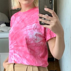 Tiedye tshirt - Tie dye tshirt! Rosa. Cool. Enkel. Från kompis uf