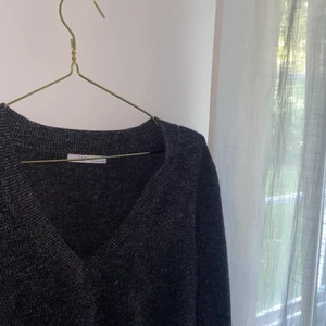 Stickad tröja, Zara - Stickad gråmelerad tröja ifrån zara som jag tycker är skitsnygg men som tyvärr är för liten. Använd max 5 gånger och kan styleas riktigt snyggt. 