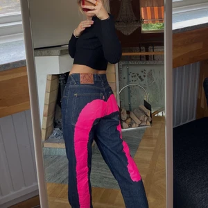 Evisu jeans - Svincoola Evisu straightleg jeans som jag köpt på plick💓 bra skick men har sprättat upp sömmen där nere för att dom skulle bli lite längre (kolla andra bilden)! Står stl 30, dom passar mig som vanligtvis har stl 36/38!