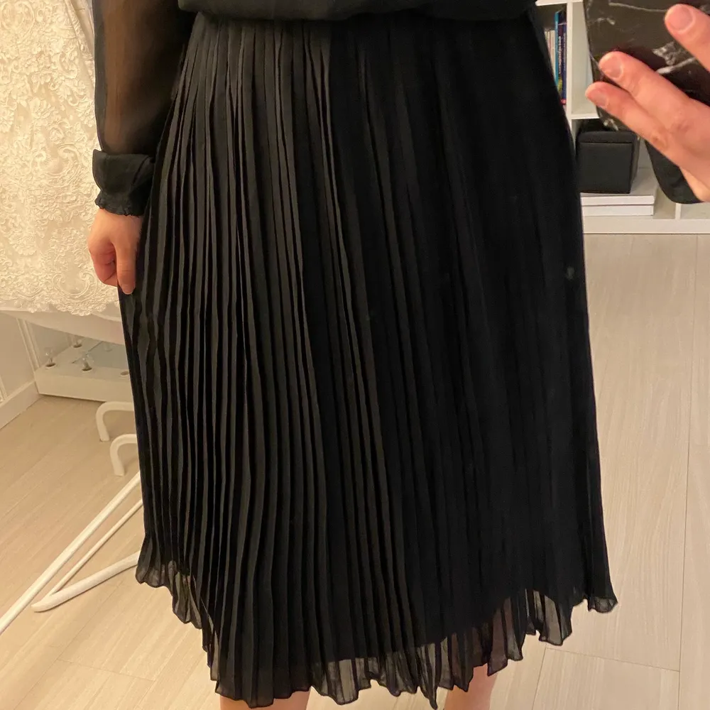 Svart plisserad kjol från NAKD i storlek 36! . Kjolar.
