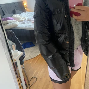 Vinterjacka - Säljer min fina glansiga äkta dun vinterjacka dom jag använde förra vintern 💕 Den är i fint skick med inga synliga defekter. Skriv vid frågor 