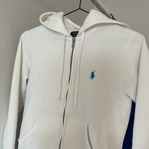 Ralph lauren tröja - Säljer min Ralph lauren tröja som är använd en del men är i bra skick, tröjan är liten i storlek så passar mer än xs än s skulle jag säga 😌