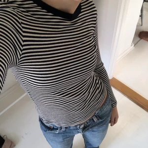 Söt tröja från & other stories ❤️ - Har använt den typ 1 gång och är därför i jättebra skick. Tunt tyg, mörkblåa ränder❤️ skriv för mer bilder