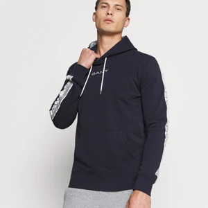 Gant Hoodie Stripe - Gant hoodie inköpt på Zalando för 1100Kr.                                                                Inte använd alls, nyskick 10/10!                                                                                    Storlek S.