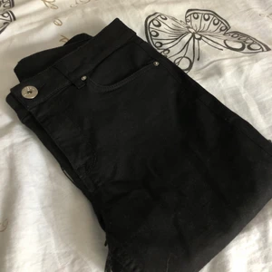 Svarta jeans - Svarta skinny jeans från H&M. Oanvända då de inte passade mig! Kan skickas, köparen står för frakten😊