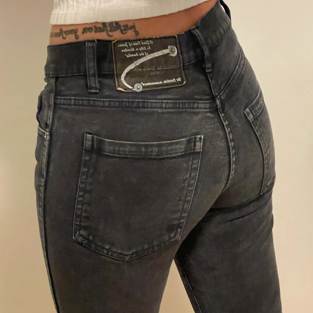 Gråa vintage jeans i storlek S (29/32). Är man en S så sitter dom som en smäck, men sitter skit snyggt och lite mer baggy på en XS/XXS för att få en ”boyfriend’s jeans look”. Använda fåtal gånger och i jätte fint skick! . Jeans & Byxor.