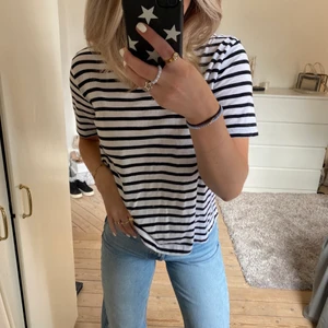 Randig t-shirt - sjukt snygg och trendig t-shirt som tyvärr inte kommer till användning! Endast använd en gång så som ny💕❤️ 