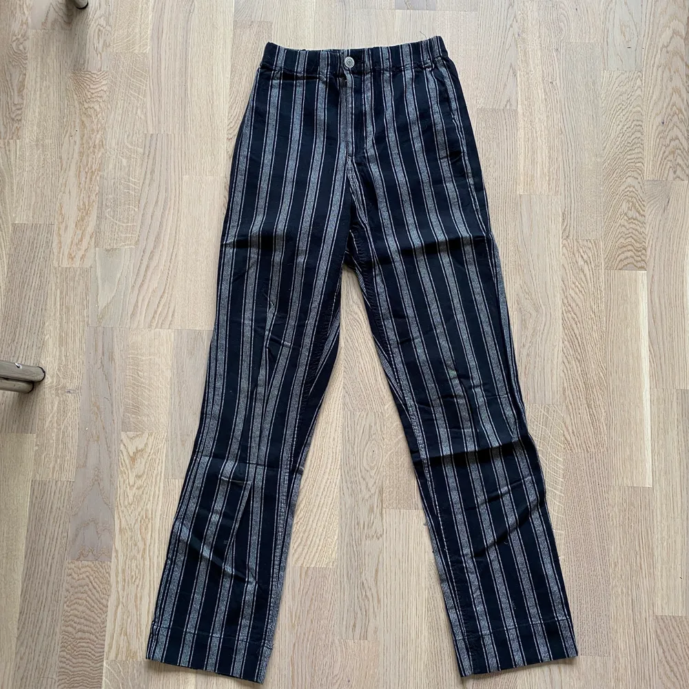 Brandy Melville Tilden byxor, one size men något insydda för att passa XS. Fint skick!. Jeans & Byxor.