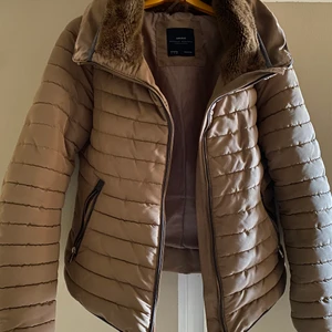 Fodrad Jacka  - Snygg beige/brun jacka köpt i Danmark för nåra år sen 300kr + frakt 🧥