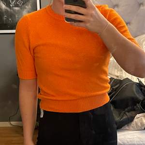 Jättesnygg och jätteskön orange stickad zara tröja, färgen gör sig inte riktigt rätt på bilderna! Mörkare i verkligheten! Frakt tillkommer i priset!