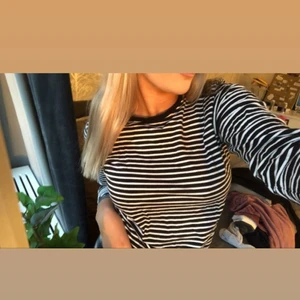 Randig tröja  - Använder aldrig längre. Jättefin, men passar tyvär inte mig. Skriv för intresse.