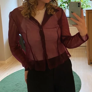 Mesh blus - Vinröd mesh blus. Ställ gärna frågor i chatten!