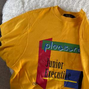 Pleasure x junior executive sweatshirt oanvänd 