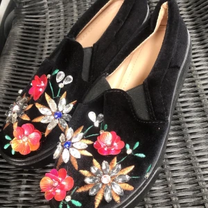 Skor med detaljer - Fina detaljer. Knappt använda. Storlek 39