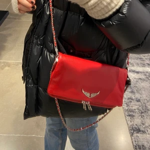 Zadig väska  - INTRESSEKOLL på min fina Zadig väska som jag köpte i vintras💖jätte bra skick och en fin röd färg, dustbag medföljer💖Skriv vad ni hade kunnat lägga för den🙏🏽HÖGSTA BUD:1850kr