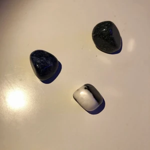 Kristaller! :D - en sodalit kambaba jasper och zebra jaspis! Köpta ifrån kristall rummet 