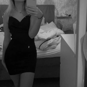 Fest klänning  - SÅ fin klänning i satin köpt från Nelly, använd 1 gång❤️