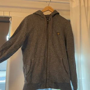 Lyle & scott hoodie - Herr luv- tröja från Lyle & Scott i storlek M i fräsch skick i en snygg grå färg! Funkar för både tjejer och killar,
