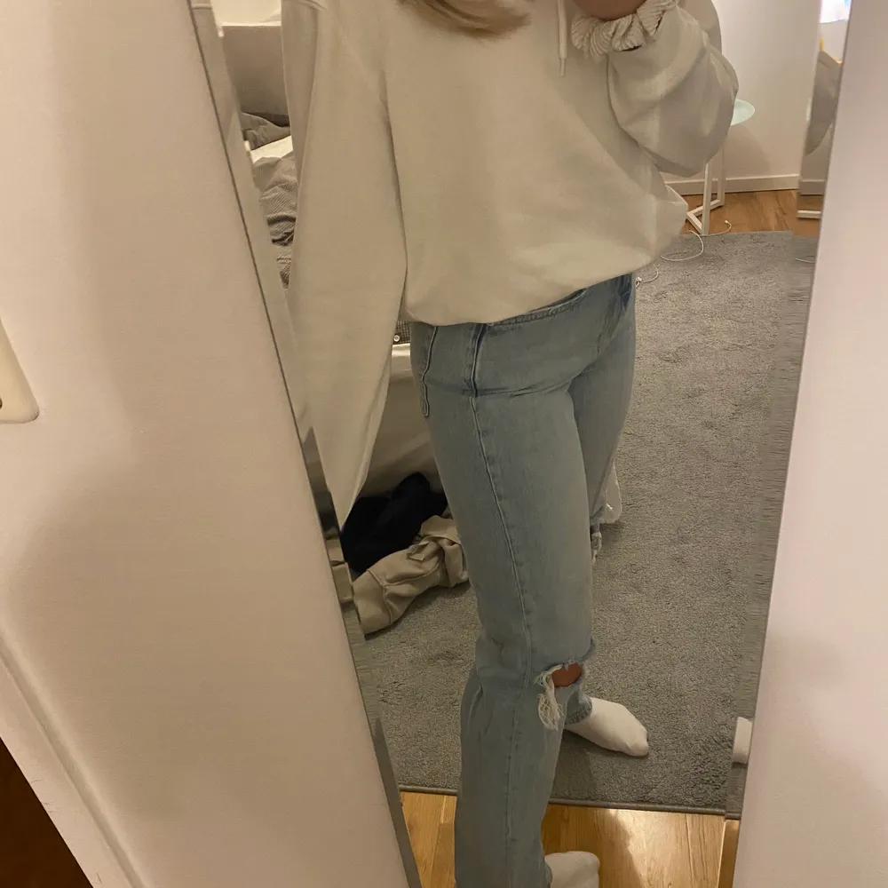 Säljer mina super snygga jeans från Gina tricot i storlek 34 då jag köpte en för liten storlek och därmed är de knappt använda! De är i den populära modellen 90s high waist, köpte de för 499kr💕 vet nt hur mkt jag ska sälja de för så kom men bud om priset är orimligt! Köparen står för frakten! . Jeans & Byxor.