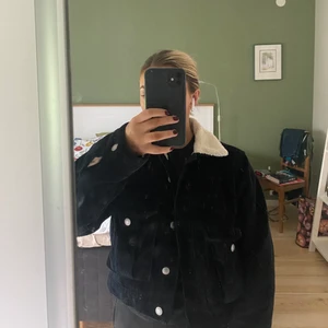 Teddyjacka - Teddyjacka, perfekt för hösten.  I storlek S. Nyskick. Köparen står för frakten.