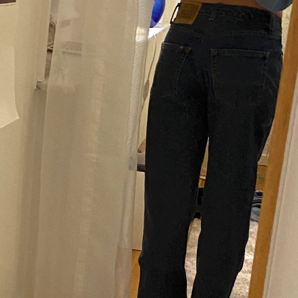 Säljer mina mörkblåa midrise Iggy jeans med eld flammor på båda benen, har använt max 2 ggr så de är i nyskick och dem finns ej kvar att köpa! Jeansen är gjorda för mina mått så skriv privat för måtten men passar mig som vanligtvis är en 36a. Orginalpris: 1800kr . Jeans & Byxor.