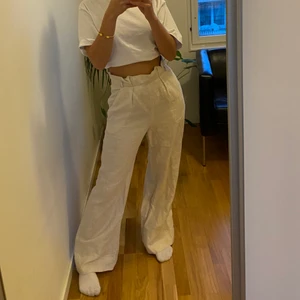 Beiga linnebyxor - Sjukt fina linnebyxor som går att ha både uppvikta (högmidjat) samt nedvikta. Perfekt längd för mig som är 160 då jag limmat upp benen med textiltejp. De går att ta bort tejpen så blir dom 10cm längre. 