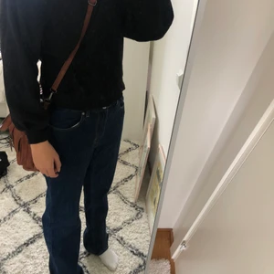 Svart sweatshirt - Svart basic sweatshirt från Gina Tricot, kommer helt enkelt inte till användning. Fint skick!👏