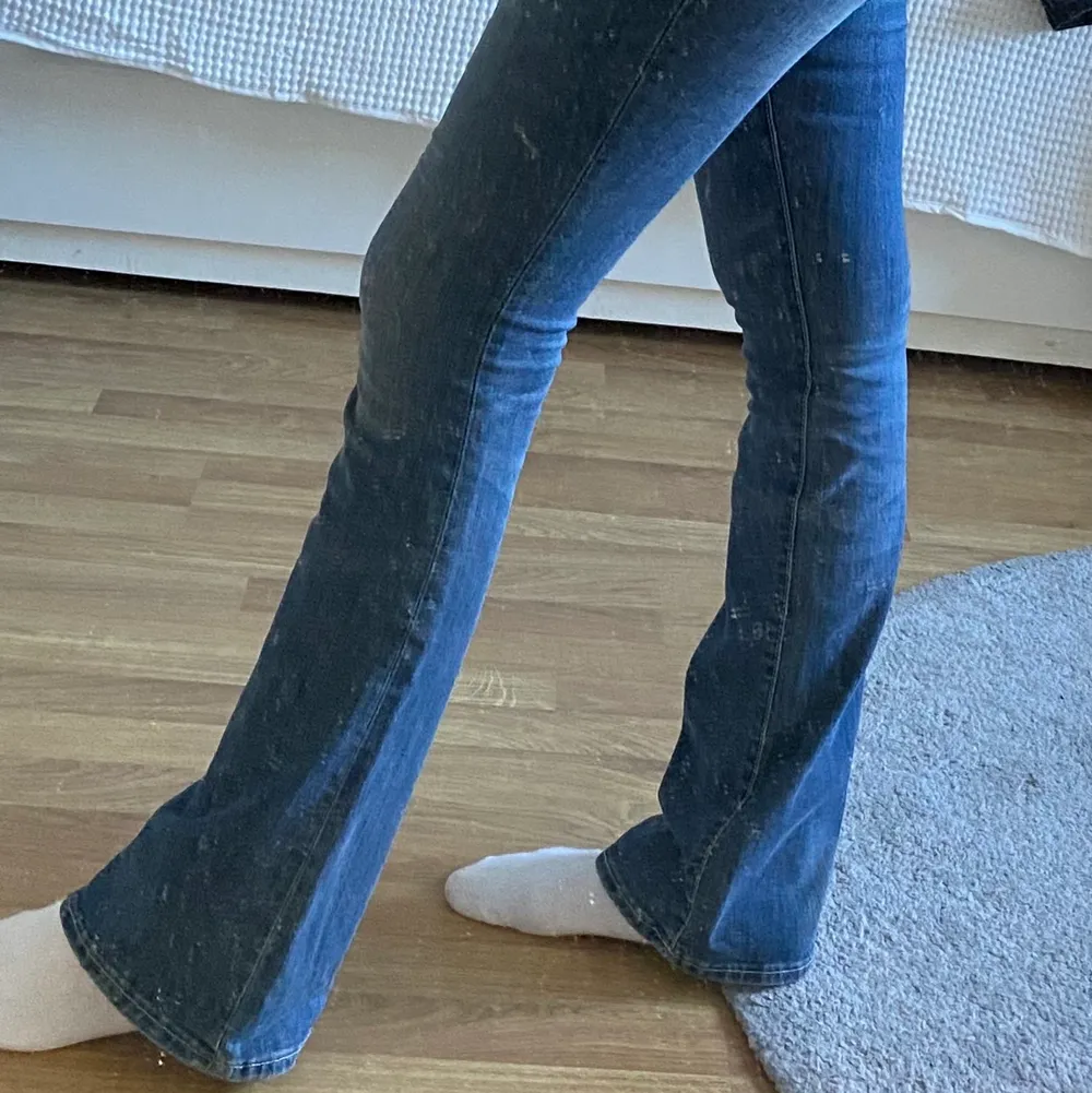 Supersnygga jeans som ej passar mig längre! Inköpta från USA. Väldigt fint skick, sparsamt använda! Kan mötas upp eller skickas💘. Jeans & Byxor.