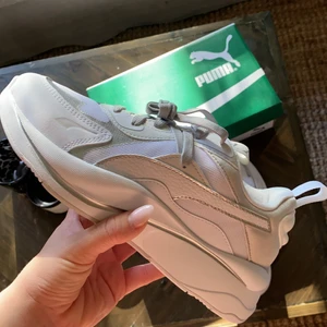 Chunky sneakers strl 38 - Hela nya pumasnekers, testade inomhus men sälja pga fel storlek för mig. Kommer i lådan. Hämtas i Hägersten eller skickas med posten mot att köparen står för frakt 