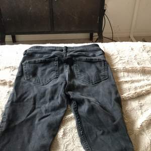 Jättefina svarta jeans från hollister som är svarta med en liten grå nyans/ urtvättade. Strlk XS/S  passar dem som är 165 och m.m 