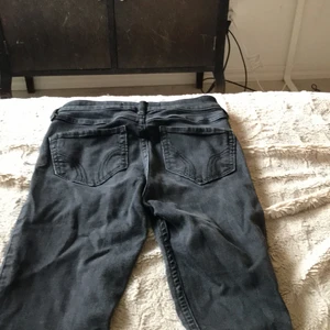 Hollister  - Jättefina svarta jeans från hollister som är svarta med en liten grå nyans/ urtvättade. Strlk XS/S  passar dem som är 165 och m.m 