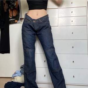 Ascoola jeans med kontrastsömmar, medel/lågmidjade, säljer då dom inte kommer till användning. Bilderna är lånade.