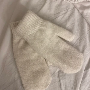 Vita vantar - Helt oanvända, begränsat antal. Onesize. Materialet är Kashmirmix och bomull 