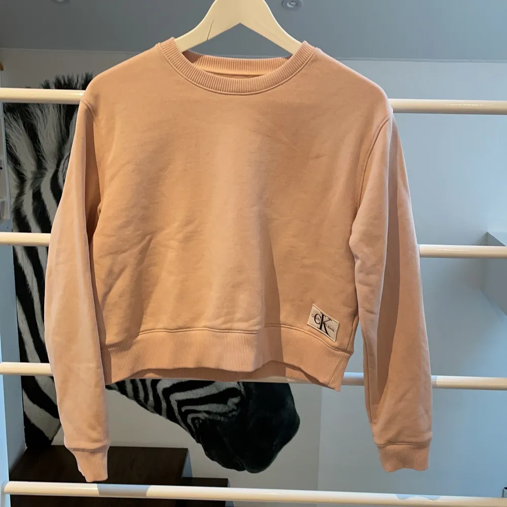 Helt vanlig långärmad tröja från Calvin Klein. Lite kortare i modellen och är rosa-velige i verkligheten. Kunde inte hitta vilken storlek det var på den men passar XS-S.. Tröjor & Koftor.