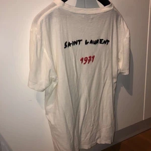 Saint Laurent t-shirt  - En snygg oanvänd tröja från Saint Laurent! Trycket är på ryggen. Passar både till killar och tjejer!