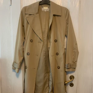 Helt ny trenchcoat ifrån Michael kors - Helt oanvänd trenchcoat, i nyskick. Storlek small. 