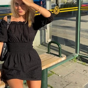 Svart klänning - Säljer denna sjukt fina svarta klänningen som inte säljs längre❤️ man kan ha den på två olika sätt, aningen off shoulder eller vanligt! Sitter så fint! Nyskick