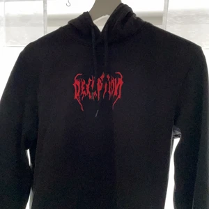 Tröja  - Snygg svart huvtröja med cool baksida ❤️ knappt använd så i bra skick. 