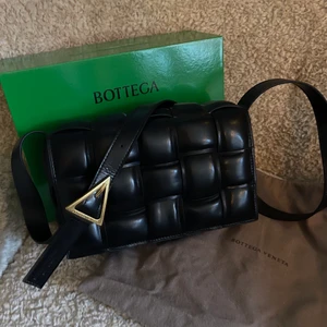 Bottega väska replica  - Intressekoll på min Bottega väska som är fejk men är otroligt bra gjord. Väskan är i skinn och har riktigt bra detaljer . Tillkommer box och dustbag. Kan skicka mer bilder om så önskas. Skickar med spårbart efter betalning . Alltid 2 dagar ångerrätt. Då betalar du returen och jag måste ha spårbart så jag ser att du har lämnat in paketet . Väskan får ej säljas vidare som äkta! 