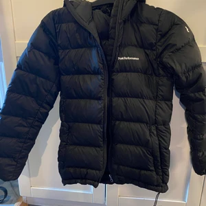 Peak performance - En jätte fin jacka, absolut inga fel. Storlek S men passar även XS och M. Bra att ha som höst och vår jacka men har tidigare använts även som vinterjacka. Säljer pga av att den inte kommer till användning.  1200 kr är nog billigast pris jag kan sälja den för då jag köpte den för runt 2500 och då den är i rätt fint skick, om ingen budar högre då såklart. Kunden står för frakten.💕