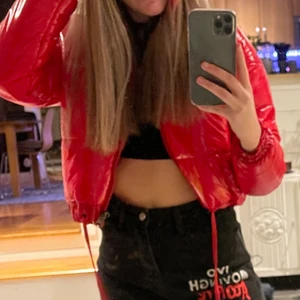 Puffer jacket - Röd puffer jacka från chiquelle. Väldigt exklusiv röd jacka som verkligen skiner. Kan nästan ses som skinn men inte riktigt. Jackan är slutsåld på hemsidan. Strl XS. Säljes pga att den inte kommer till användning och förhoppningsvis gör den det i framtiden för någon annan! Använd 2 gånger. Köpare står för frakt. Pris går att diskuteras vid snabb affär.