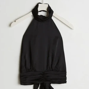 Topp med öppen rygg  - Säljer denna superfina topp med öppen rygg från ginatricot. Använd 2 ggr och är som ny. 