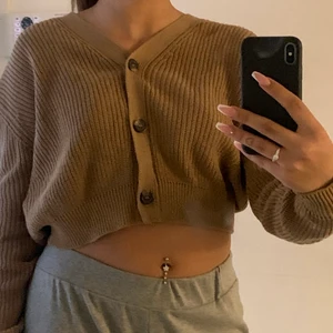 Stickad tröja - Jätte snygg stickad ljusbrun tröja. Säljer den då jag har en exakt likadan, den är helt ny och oanvänd. Tröjan är från Lager 157, köpte den för 150kr och säljer den för 90kr. Det är storlek L men passar mycket bra som M och S!