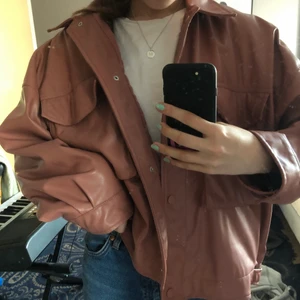 Fake-Skinnjacka - Ascool skinnjacka från Zara!! Den är mer Rosa i verkligheten (tredje bilden för referens) och i ett superbra skick🤩