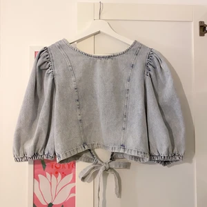 jeanstopp - söt topp i jeanstyg med öppen rygg från gina. Använd 1 gång!