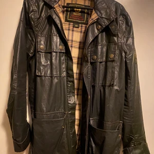 Belstaff jacka - Säljer nu min belstaff jacka som är rätt gammal väl använd men ändå i gott skick:) passar s-m