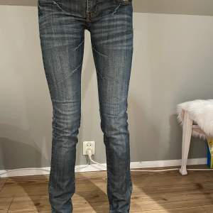 Ett par jättefina jeans från g-star som ör väldigt trendiga eftersom det är lågmidjade o skinny vid låren!💕