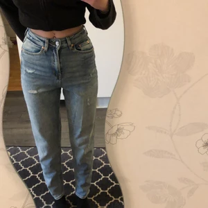 Mom jeans storlek 34 - Säljer ett par snygga och bekväma jeans i modellen ”mom jeans” från H&M. Använd ett fåtal gånger ( Max 5 ) storlek 34. Lite högre i midjan. Skicka gärna ett meddelande vid intresse☺️