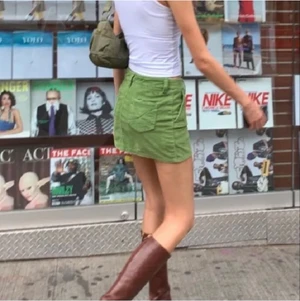 Grön manchester kjol  - En super fin grön kjol i Manchester som inte kommer till användning. Första bilden är lånad men i princip samma fast en ljusare färg. Fint skick! Jag är 168