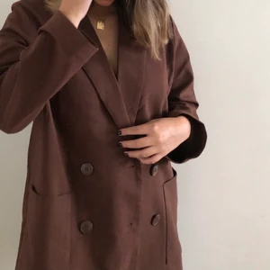 Brun kavaj - Säljer en brun kavaj från Monki , använd kanske max 3 gånger så den är i väldigt bra skick! Den är i storlek S men den sitter oversized!